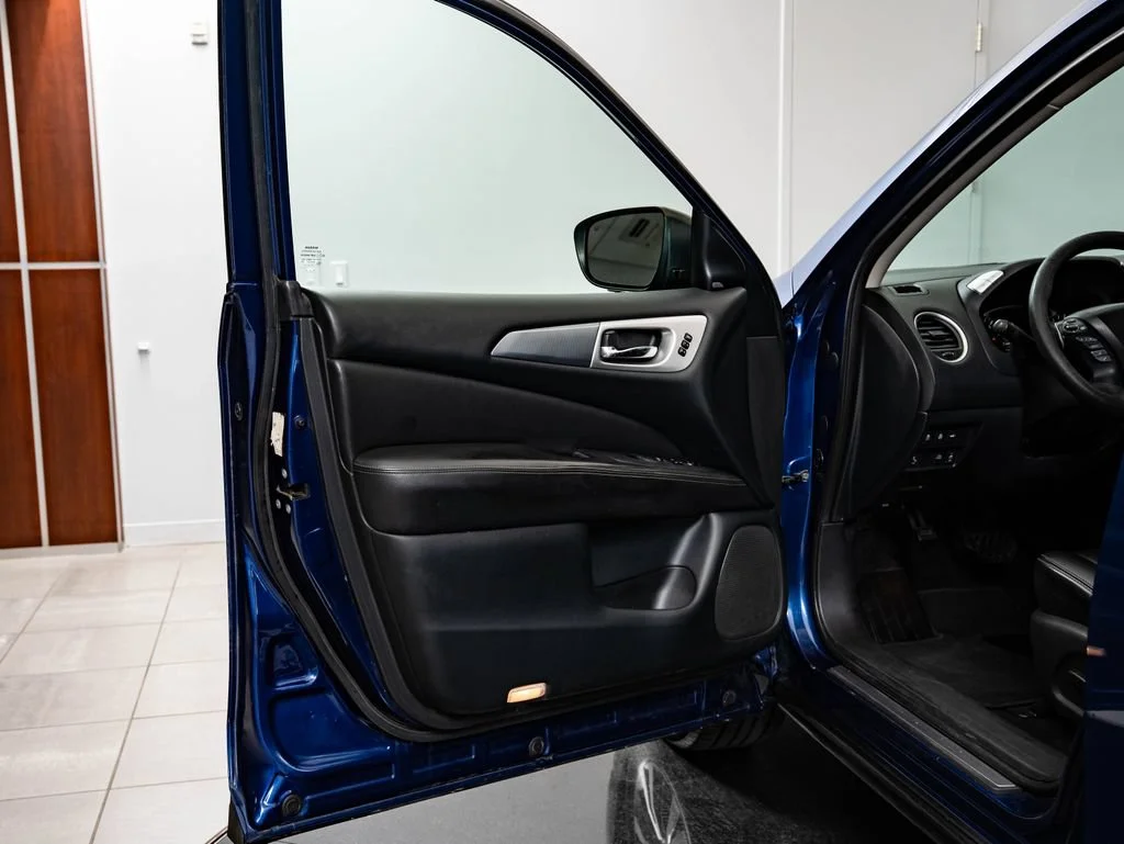 Used 2018 Caspian Blue Nissan SL image 27