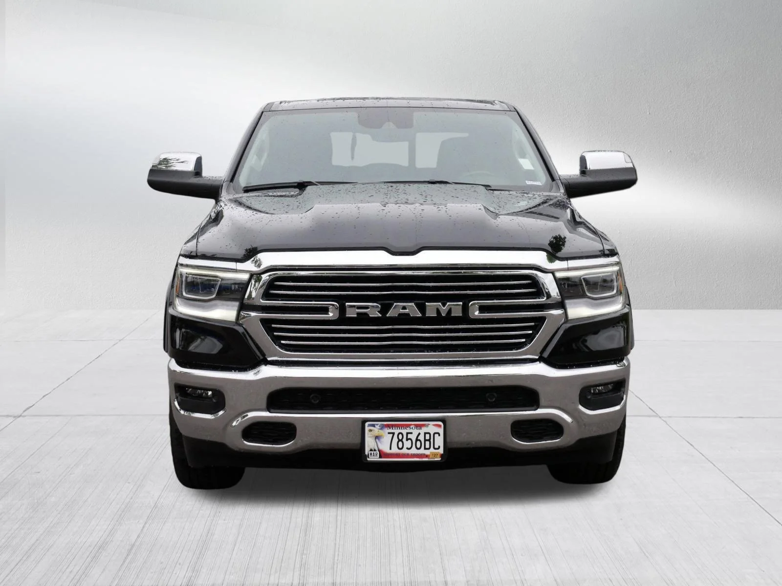 Used 2022 Diamond Black Crystal Pearlcoat Ram Laramie image 2