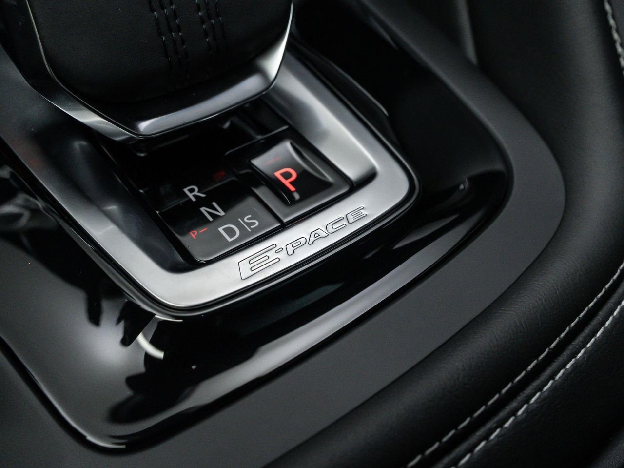 2024 Jaguar E-Pace R-DYNAMIC SE - Photo 28