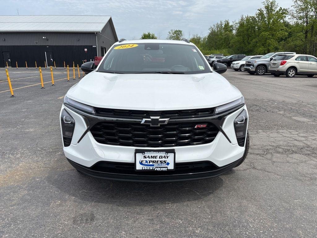 Used 2024 Summit White Chevrolet 2RS image 2