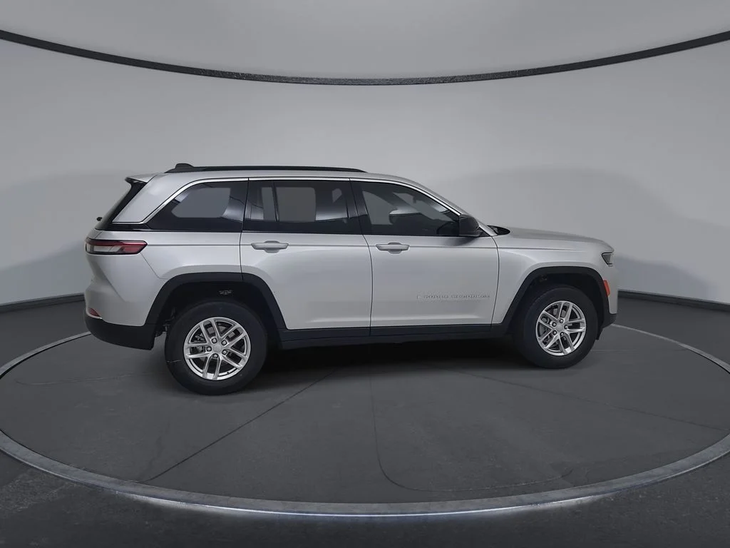 New 2026 Silver Zynith Exterior Paint Jeep Laredo X image 16