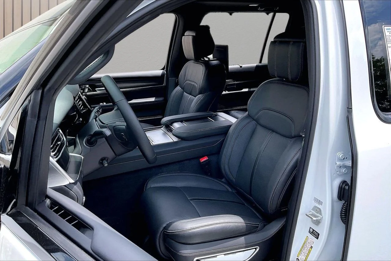New 2026 Bright White Clear-Coat Exterior Paint Jeep Summit Obsidian image 21