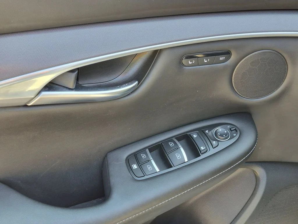 Used 2023 White INFINITI LUXE image 12