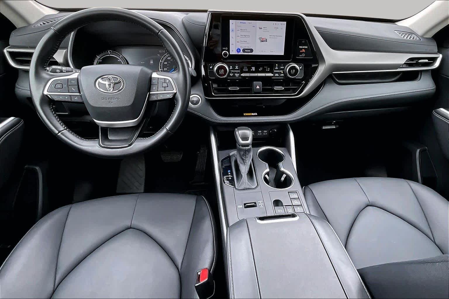 Used 2025 Wind Chill Pearl Toyota Hybrid XLE image 15