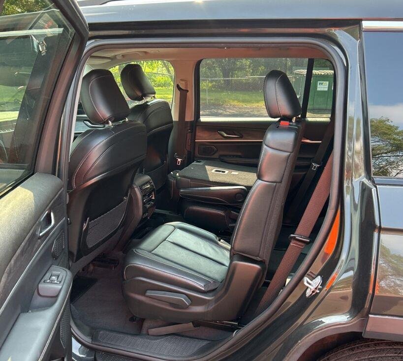 Used 2021 Rocky Mountain Pearlcoat Jeep Limited image 9