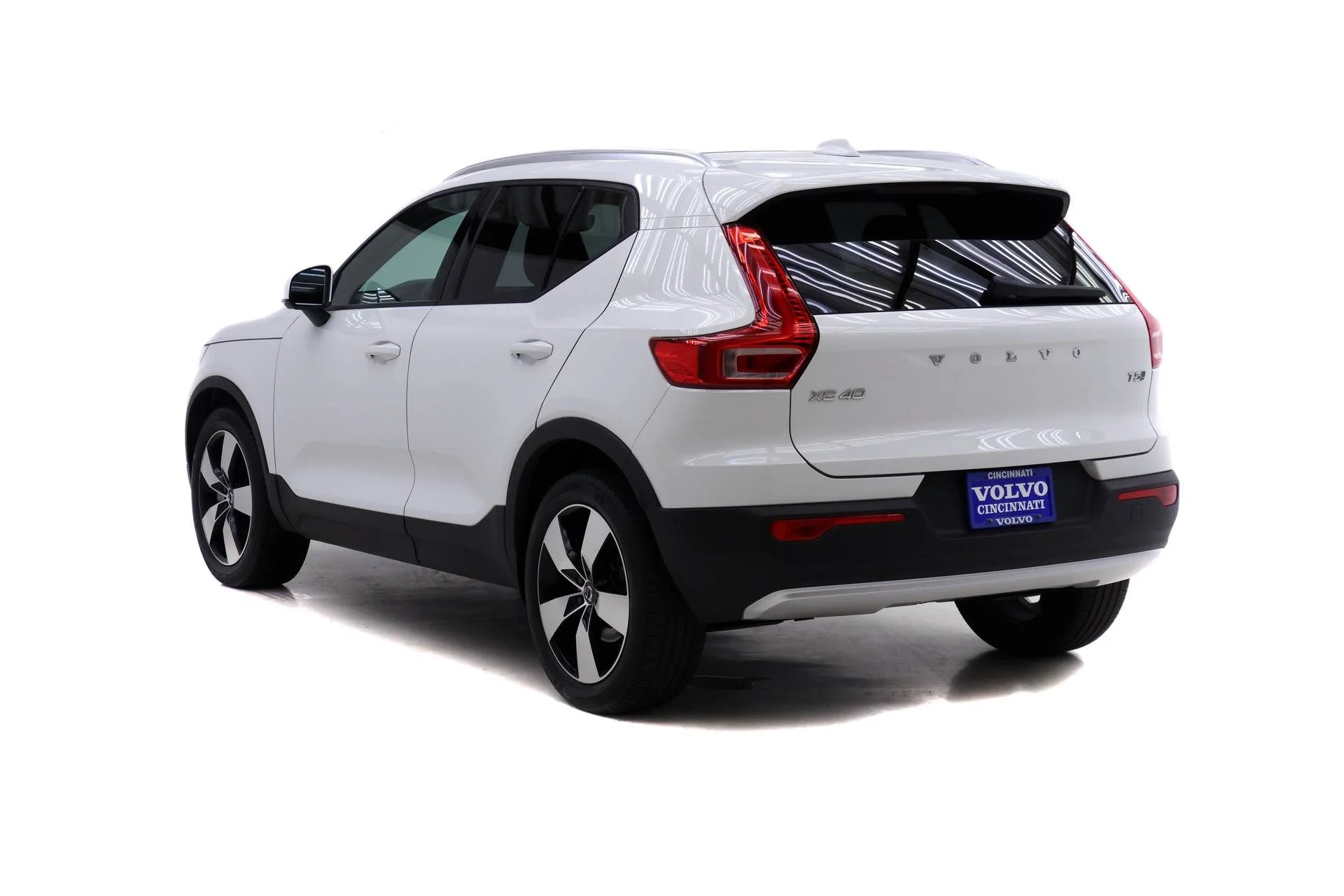 Used 2019 White Volvo Momentum image 5