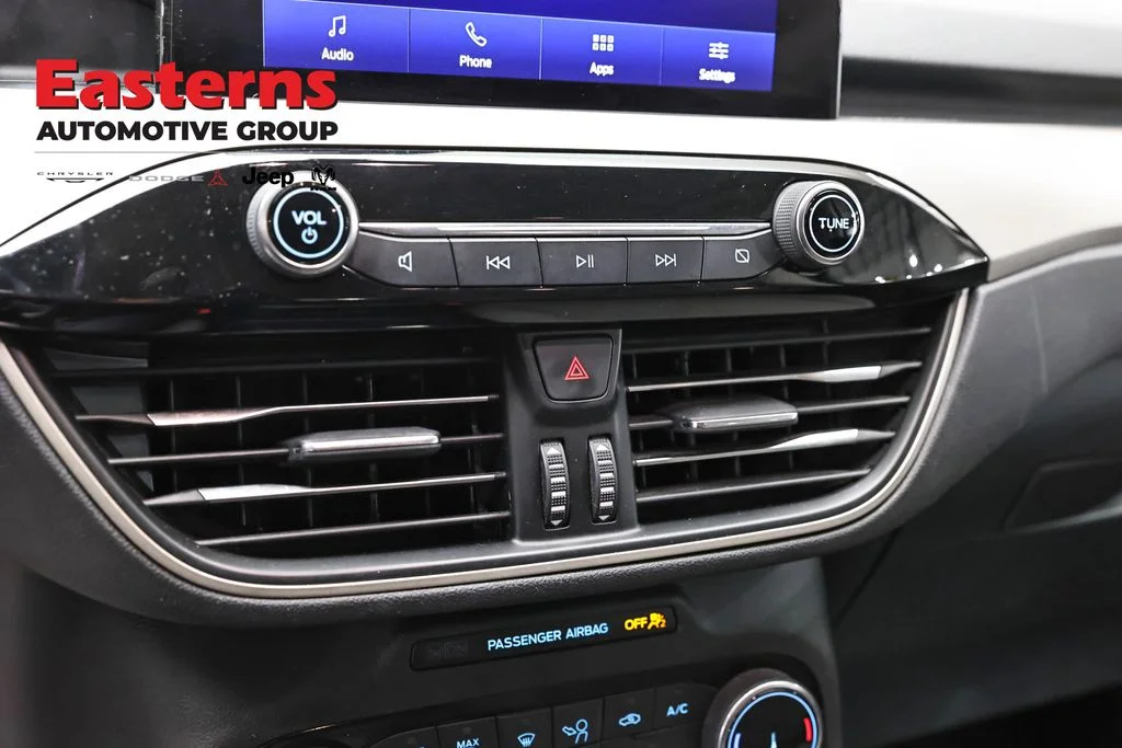 Used 2022 Black Ford SE image 19
