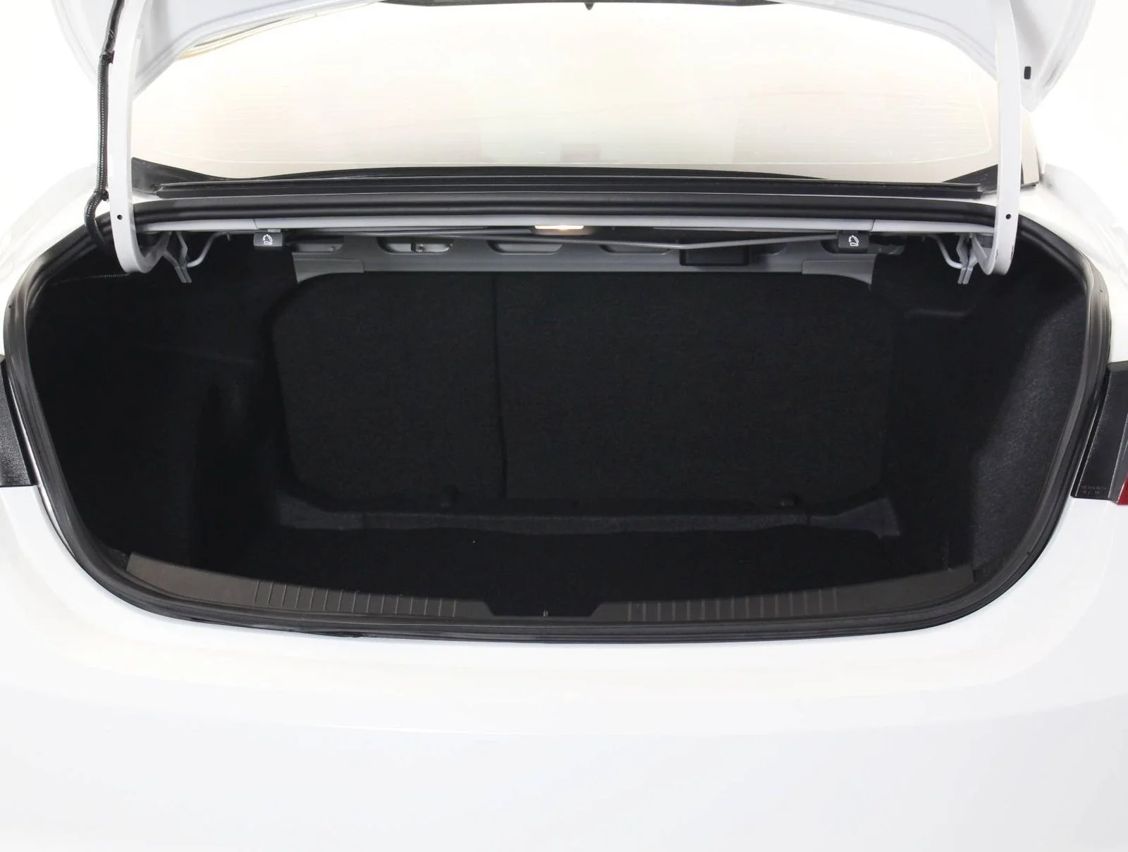 Used 2018 White Chevrolet LS image 8