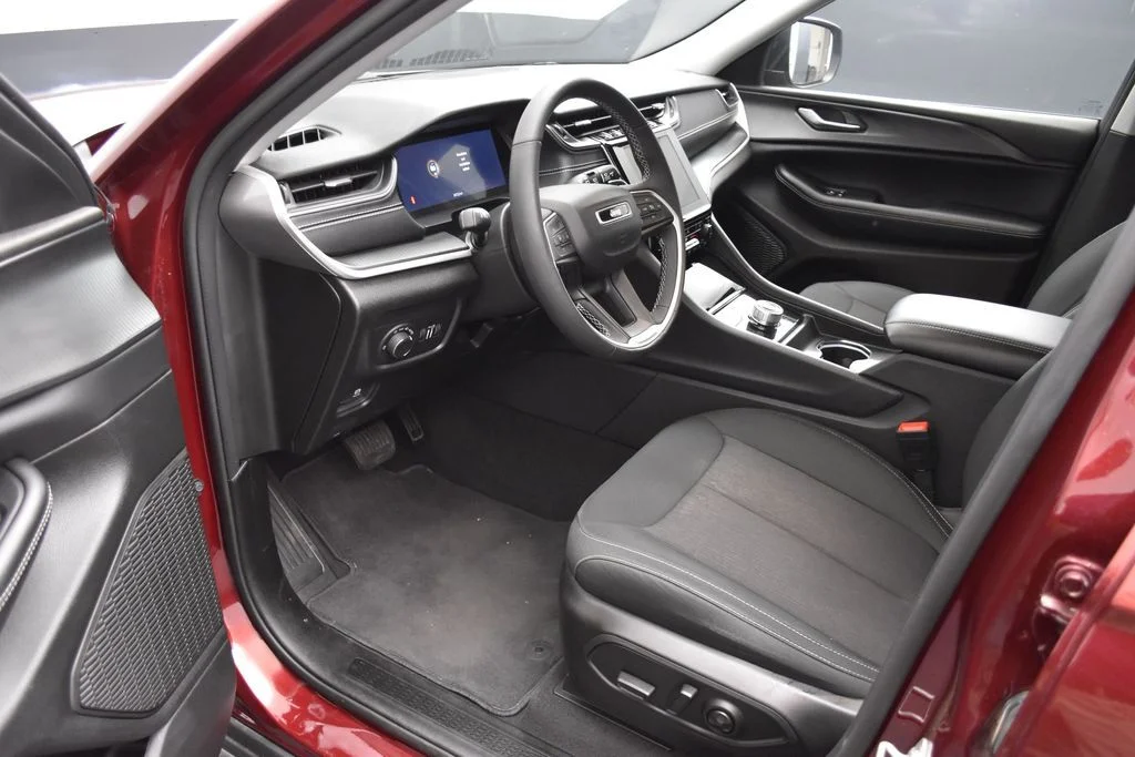 Used 2024 Red Jeep Laredo image 9