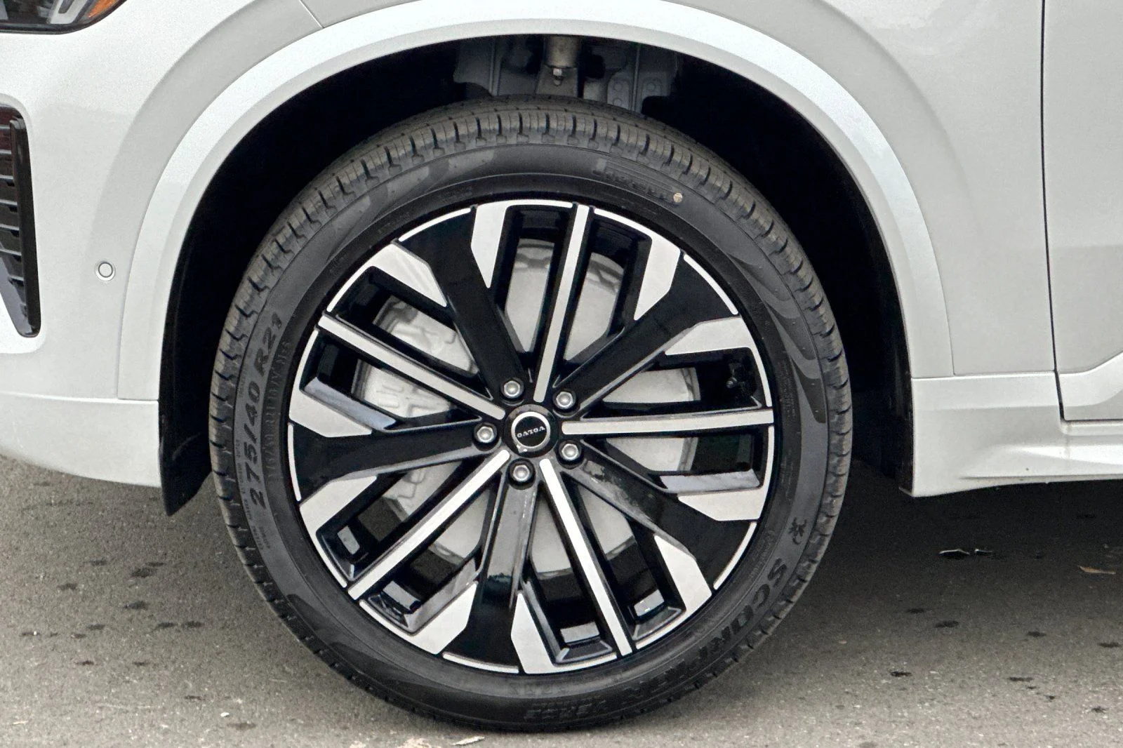 New 2026 Crystal White Volvo B6 Ultra Dark Theme 7-Seater image 11