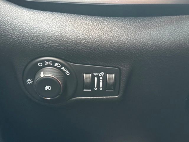 Used 2024 Silver Jeep Latitude image 17