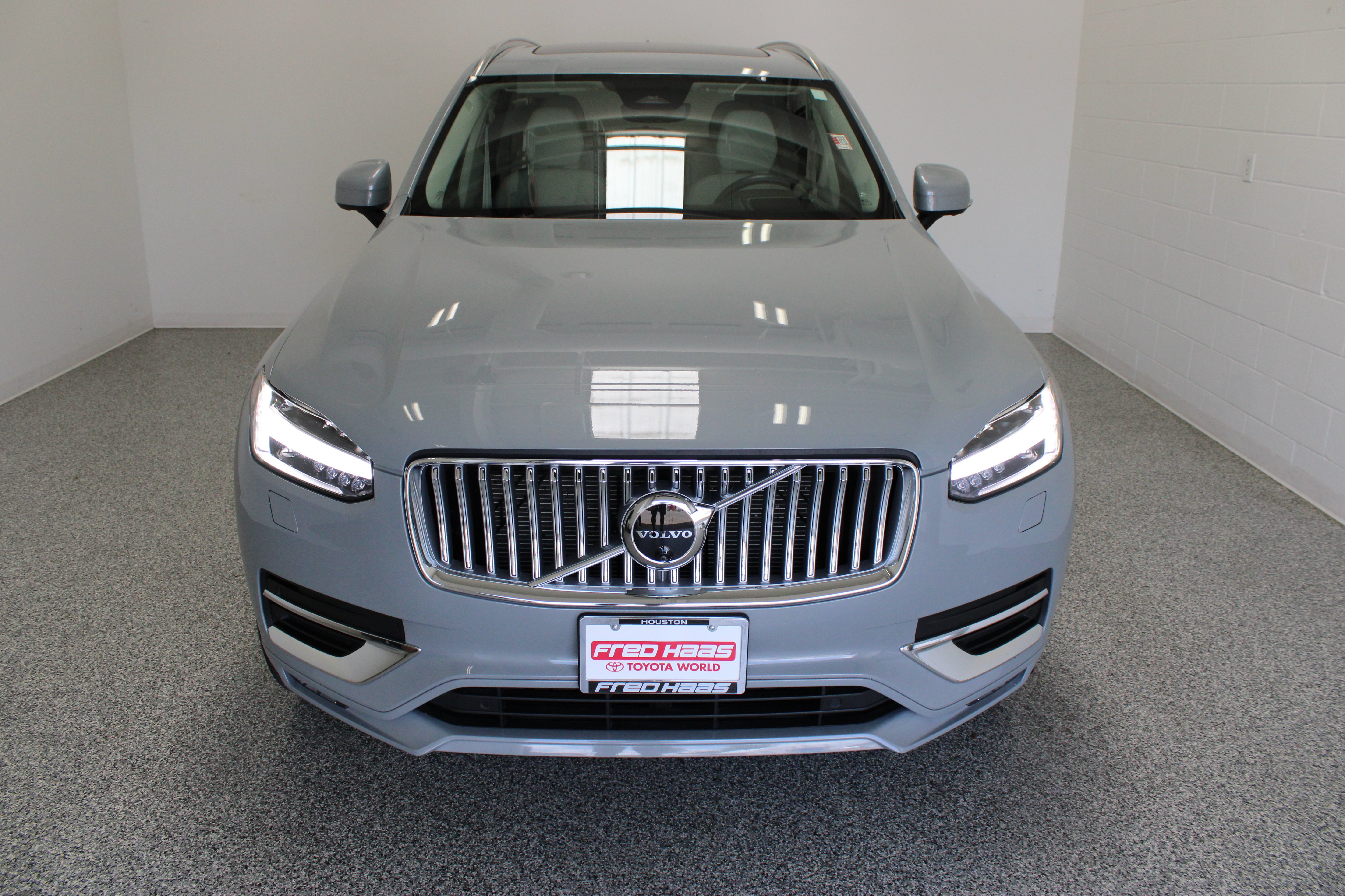 Used 2025 Vapour Grey Metallic Volvo Ultra 2.0T/Electric image 3