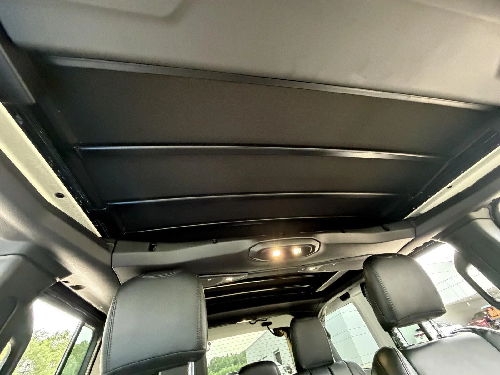 Used 2025 Granite Crystal Metallic Clearcoat Jeep Sahara image 22