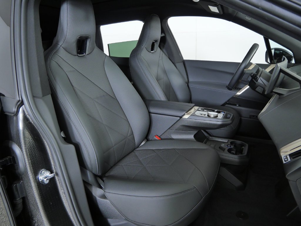 Used 2024 Black BMW xDrive50 image 21