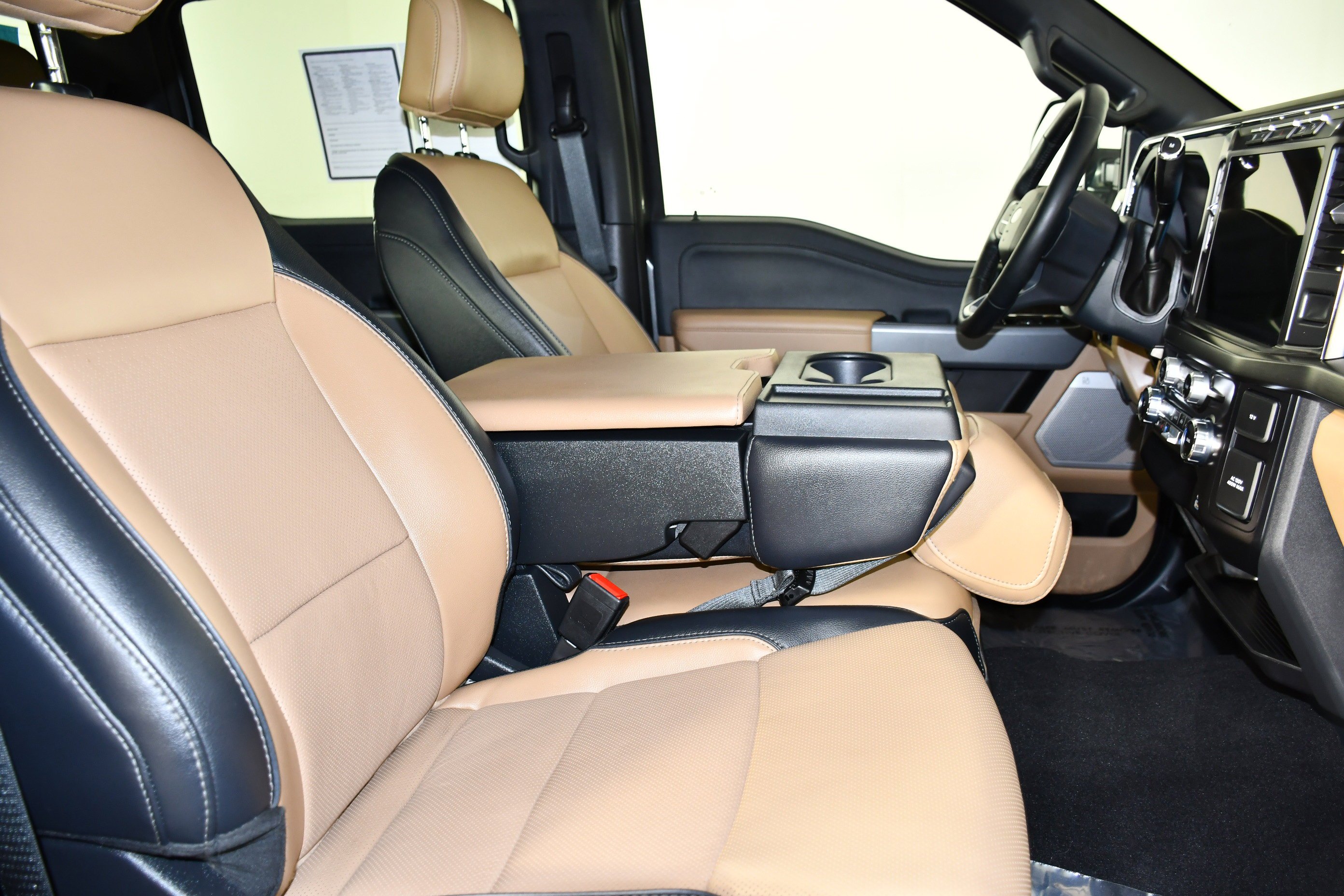 Used 2024 Gray Metallic Ford LARIAT image 50