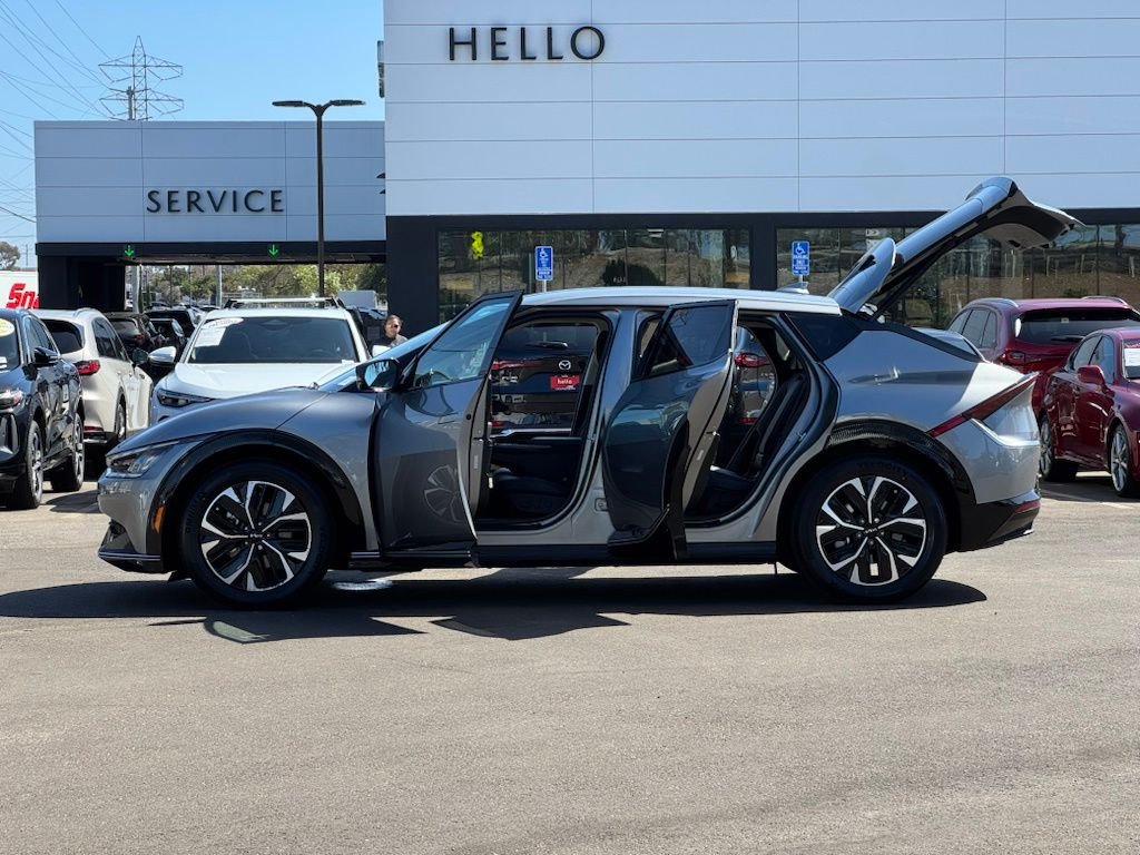 Used 2023 Steel Gray Kia Wind image 27
