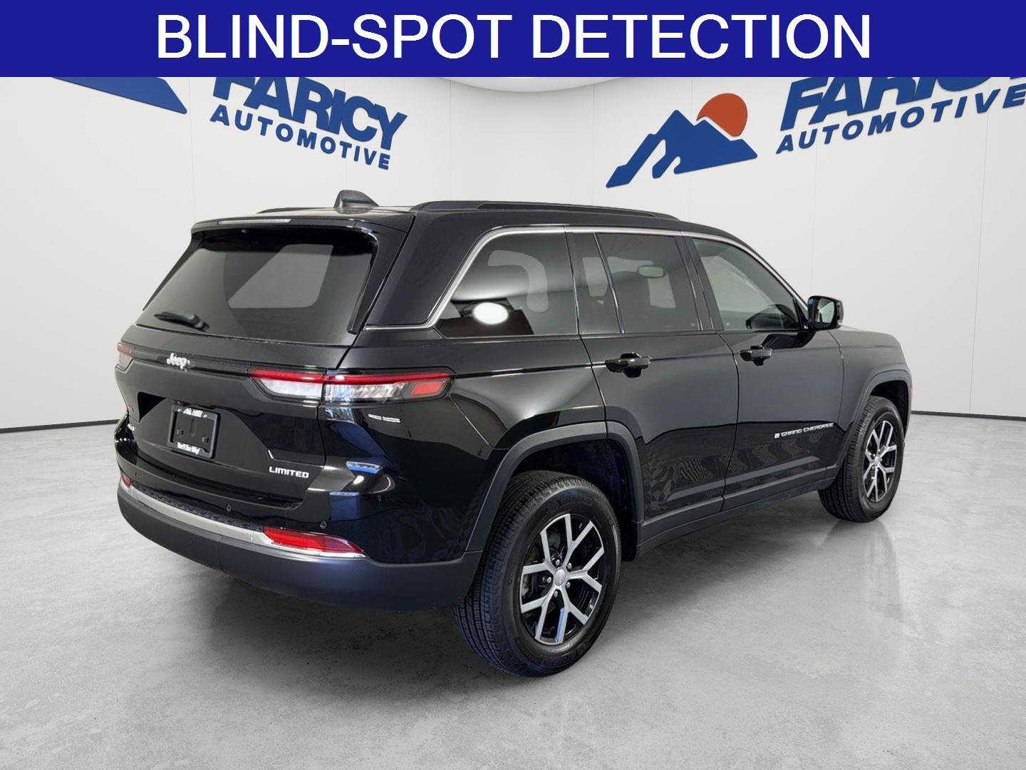 Used 2024 Diamond Black Crystal Pearlcoat Jeep Limited image 5