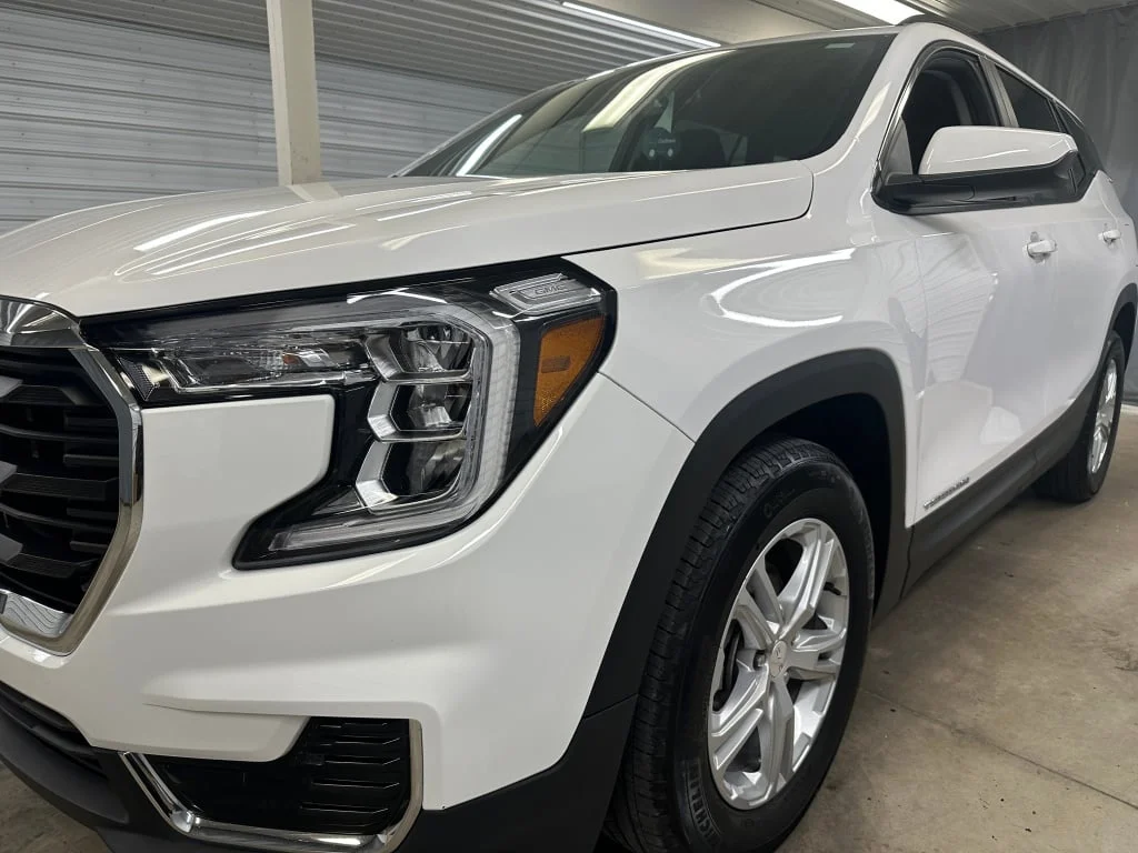 Used 2023 Summit White GMC SLE image 34