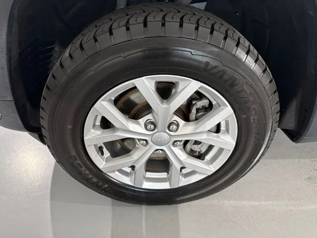 Used 2023 White Jeep Limited image 5