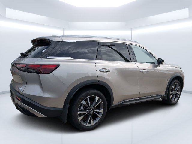 Used 2025 Silver INFINITI LUXE image 3