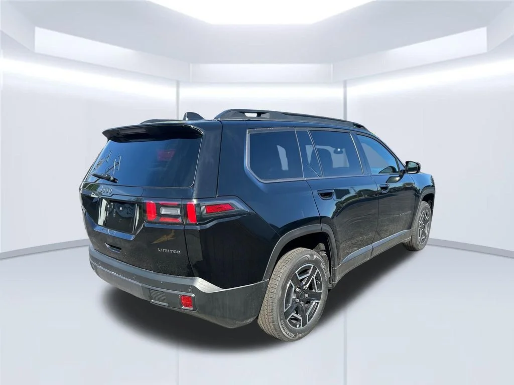 New 2026 Diamond Black Crystal Pearl-Coat Exterior Paint Jeep Limited image 6