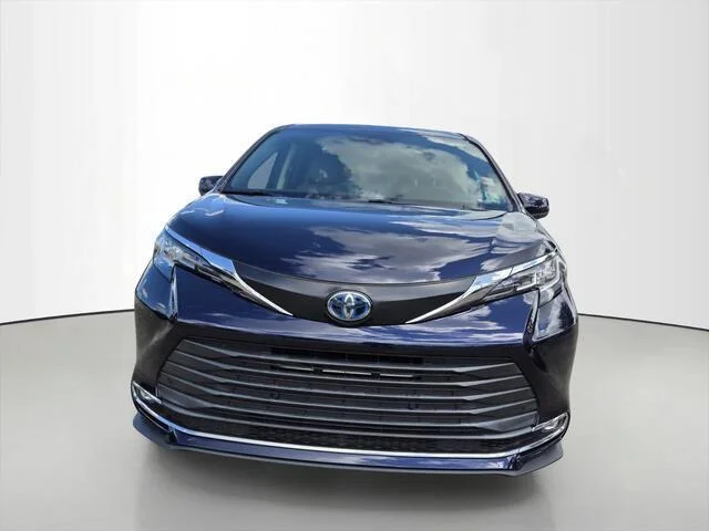 Used 2023 Blueprint Toyota XLE 8-Passenger image 8