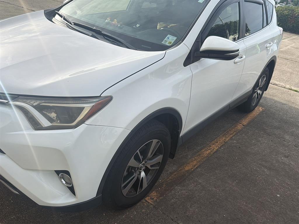 Used 2018 Super White Toyota XLE image 2