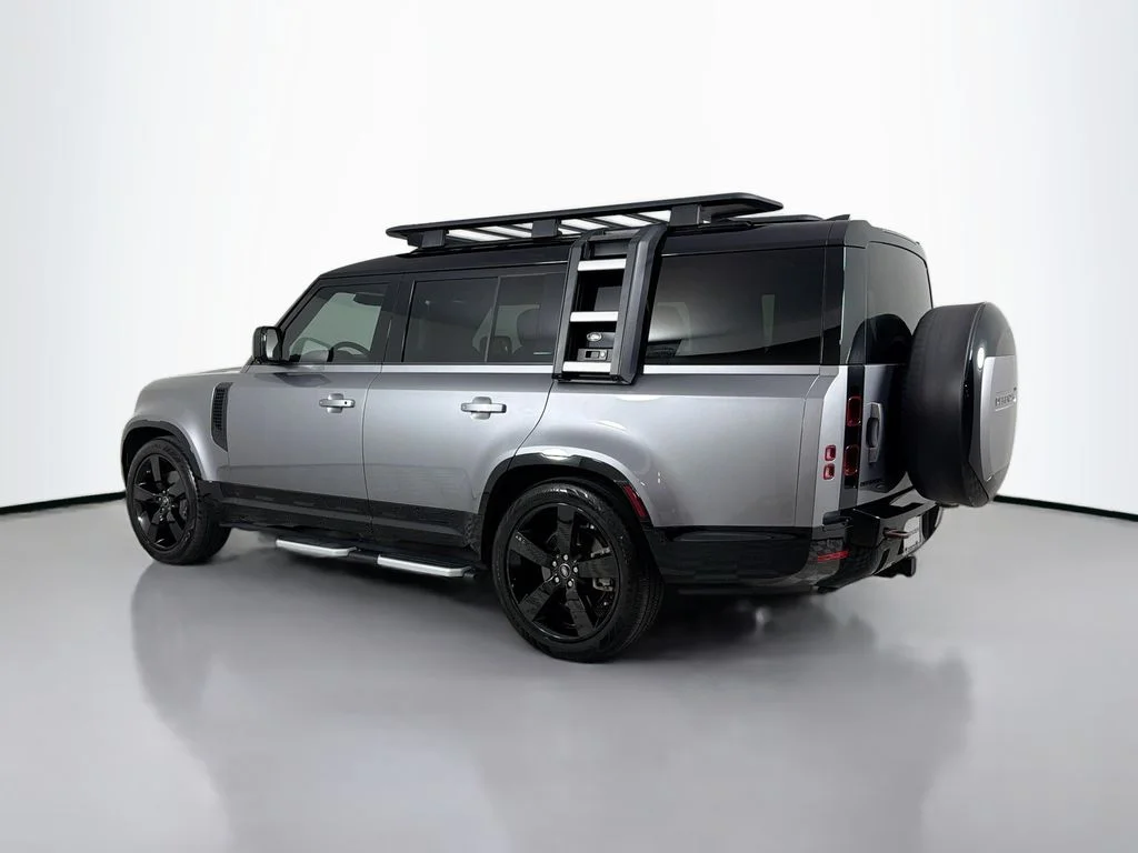 Used 2023 Eiger Grey Metallic Land Rover X-Dynamic SE image 7