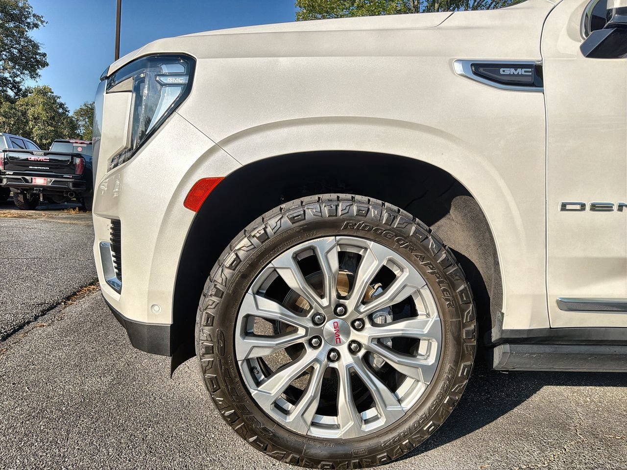 Used 2023 WHITE FROST TRICOAT GMC Denali image 28