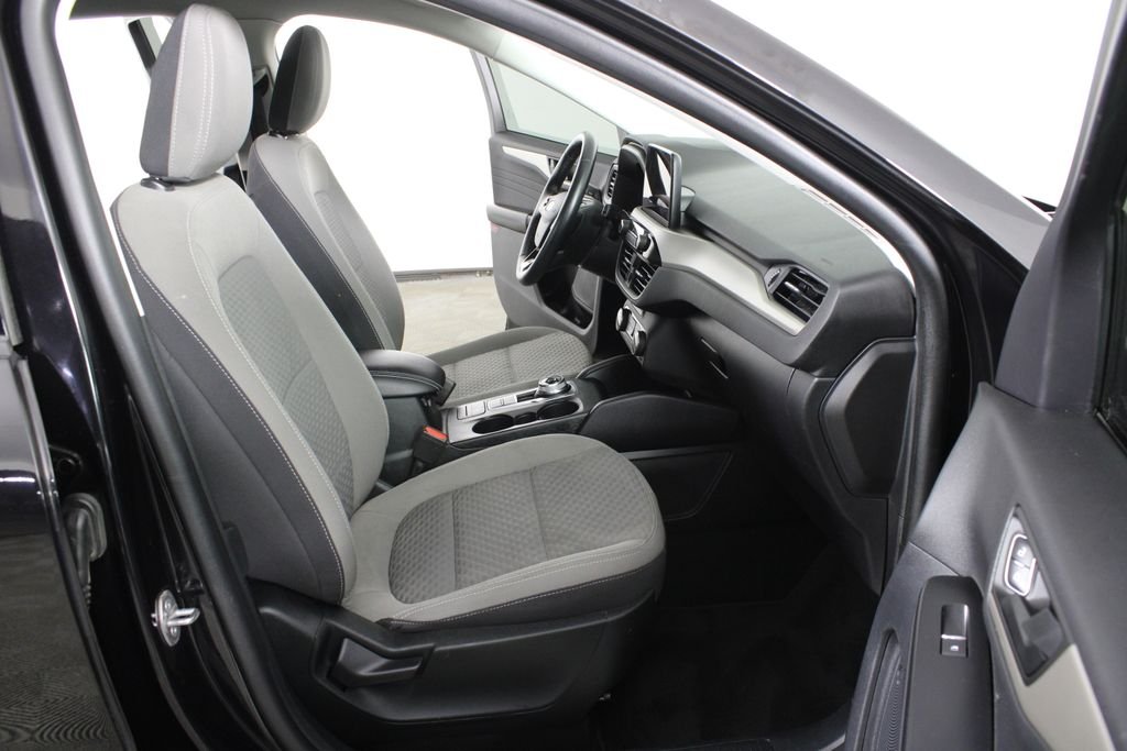 Used 2022 Black Ford SE image 16