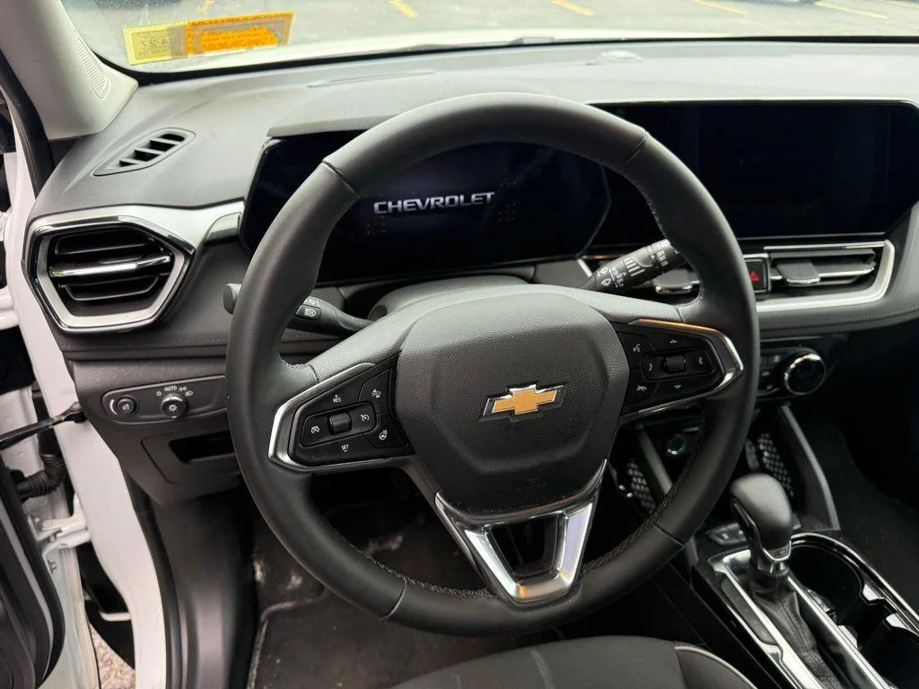 Used 2024 Summit White Chevrolet LT image 4