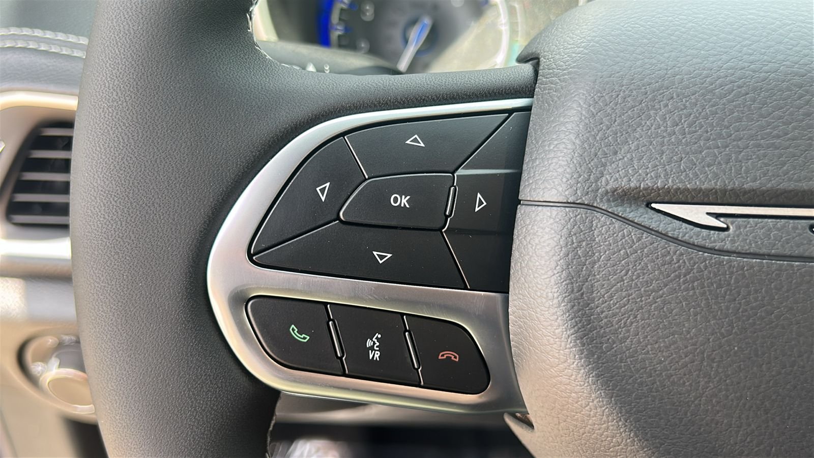 New 2027 Diamond Black Crystal Pearl-Coat Exterior Paint Chrysler Select image 26