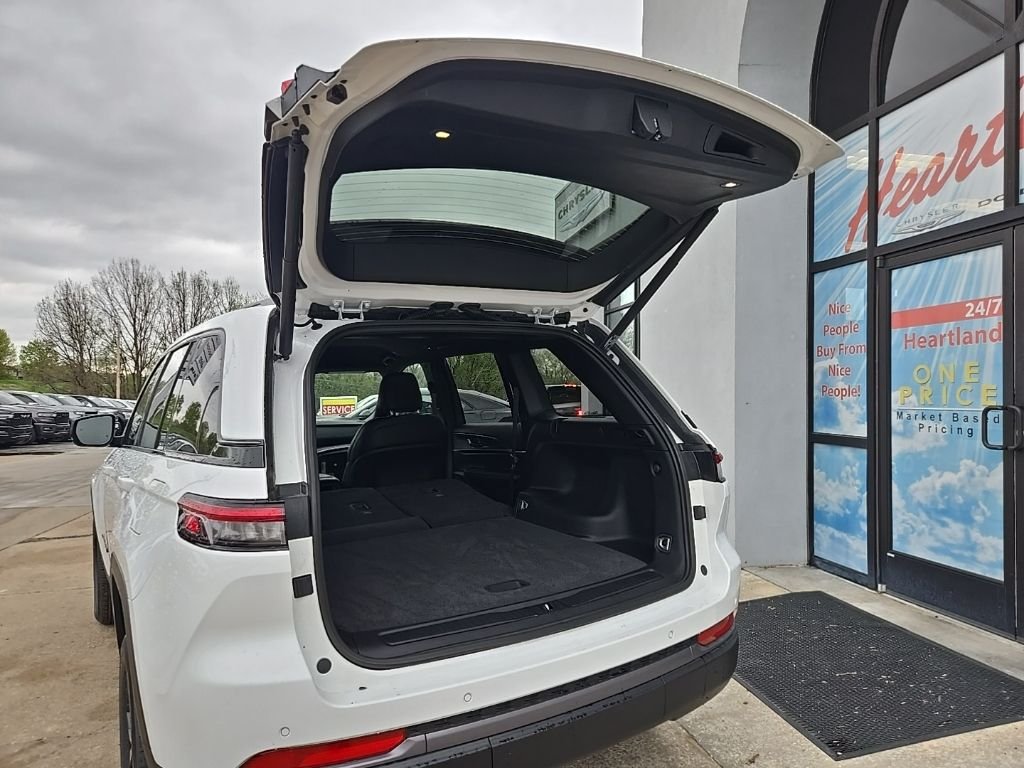 New 2026 Bright White Clear-Coat Exterior Paint Jeep Altitude image 88