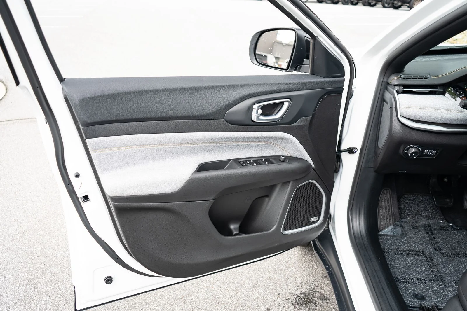 New 2026 Bright White Clear-Coat Exterior Paint Jeep  image 17