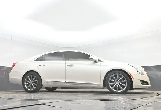 Used 2013 White Diamond Clearcoat Cadillac Base image 33