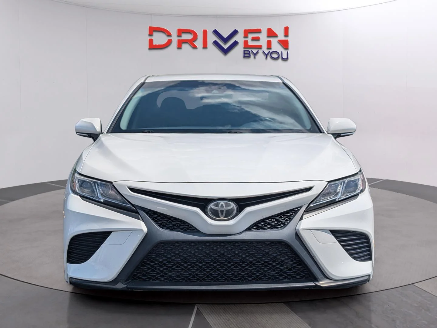 Used 2018 Super White Toyota SE image 8