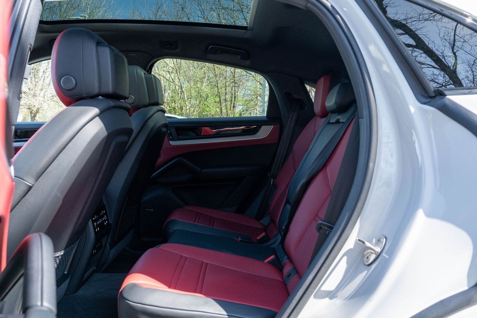 Used 2025 White Porsche S E-Hybrid Coupe image 33