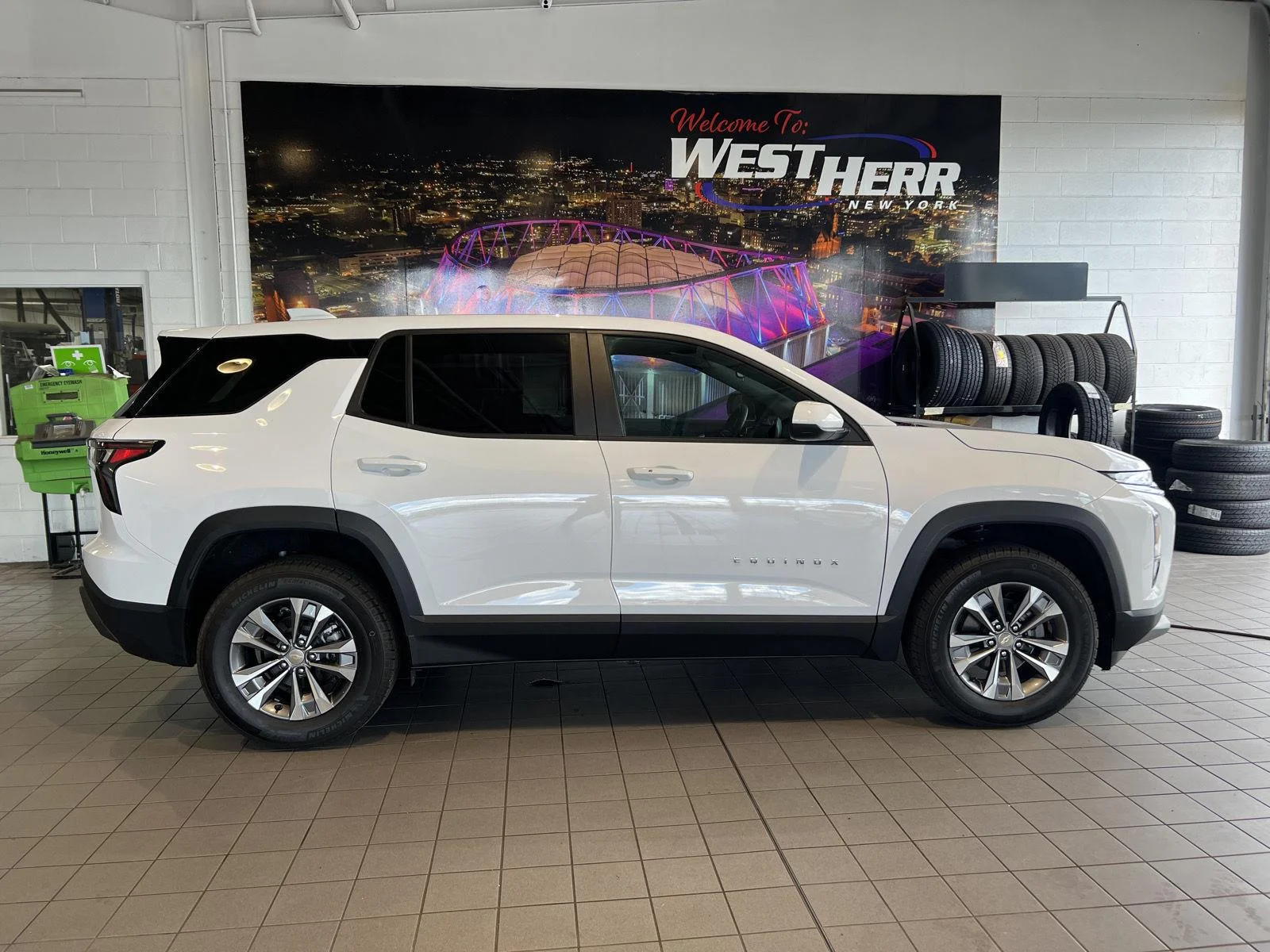 Used 2025 Summit White Chevrolet LT image 8