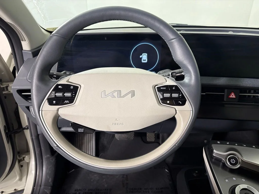 Used 2023 White Kia Wind image 23