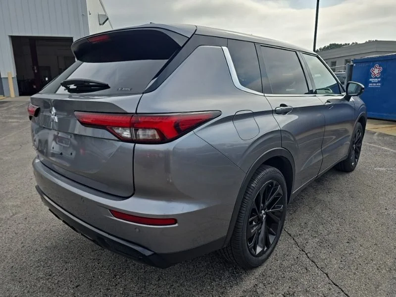 Used 2022  Mitsubishi SE image 8