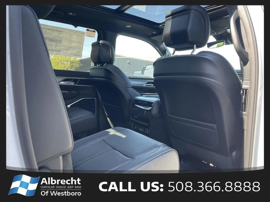 New 2026 Bright White Clear-Coat Exterior Paint Jeep Limited Reserve image 14