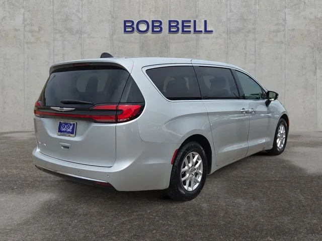 Used 2024 Silver Chrysler Touring L image 5