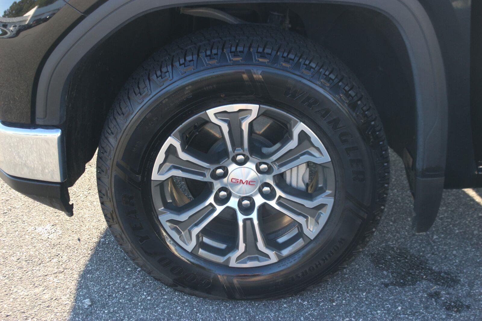 Used 2025 Onyx Black GMC SLT image 37