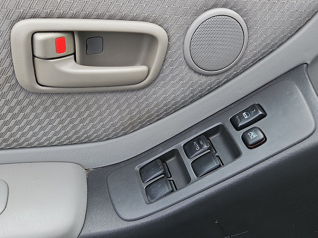 Used 2006 Blue Toyota Sport image 23