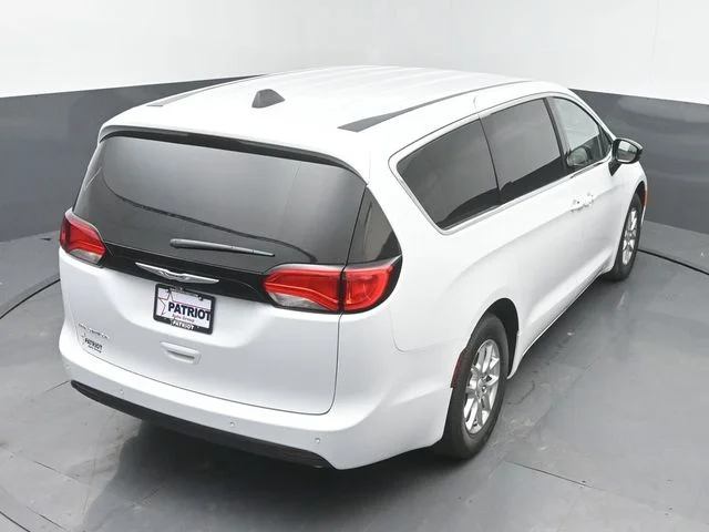 New 2027 Bright White Clear-Coat Exterior Paint Chrysler LX image 34