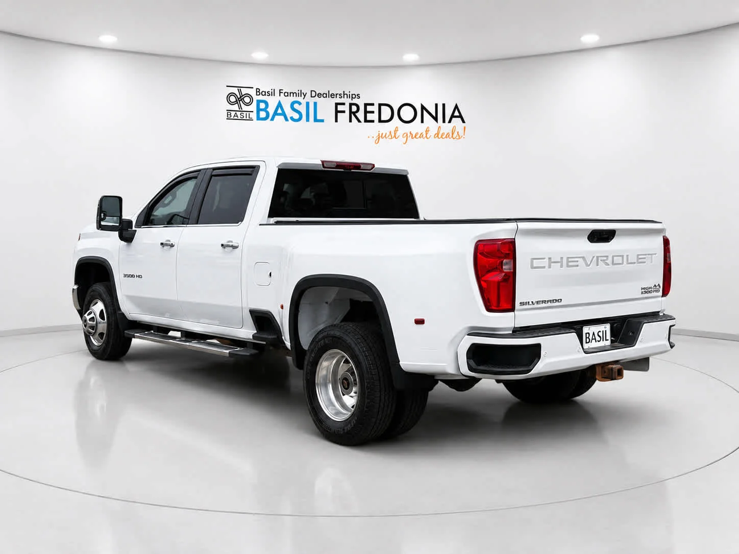 Used 2022 Iridescent Pearl Tricoat Chevrolet High Country image 3