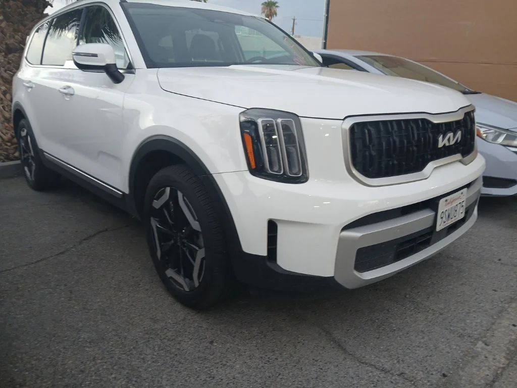 Used 2025  Kia EX image 1
