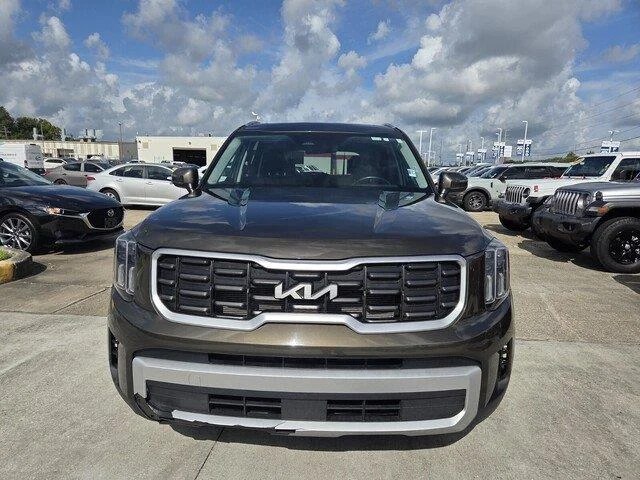 Used 2025 Dark Moss Kia S image 8