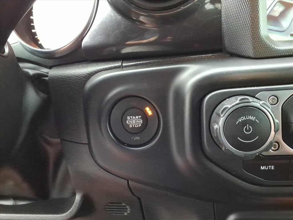 Used 2022 Green Jeep Sport image 19