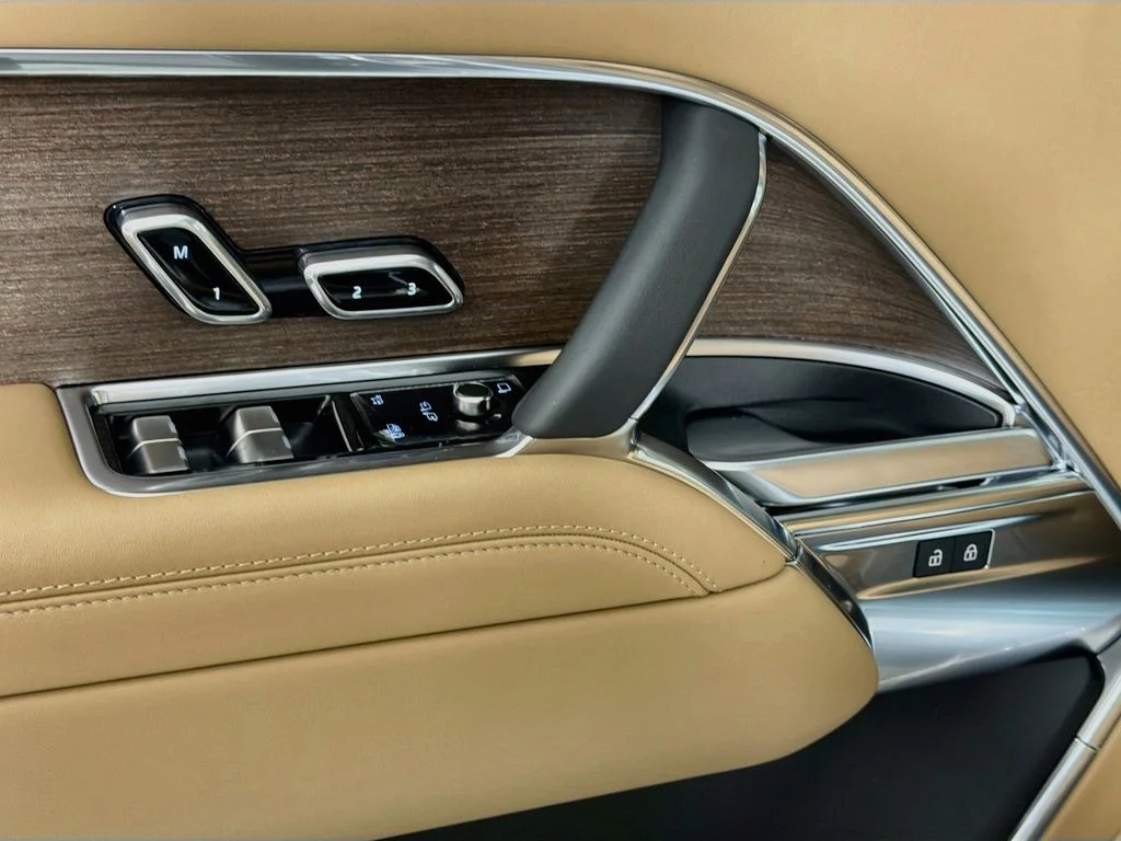 New 2026 Eiger Grey Land Rover SE image 18